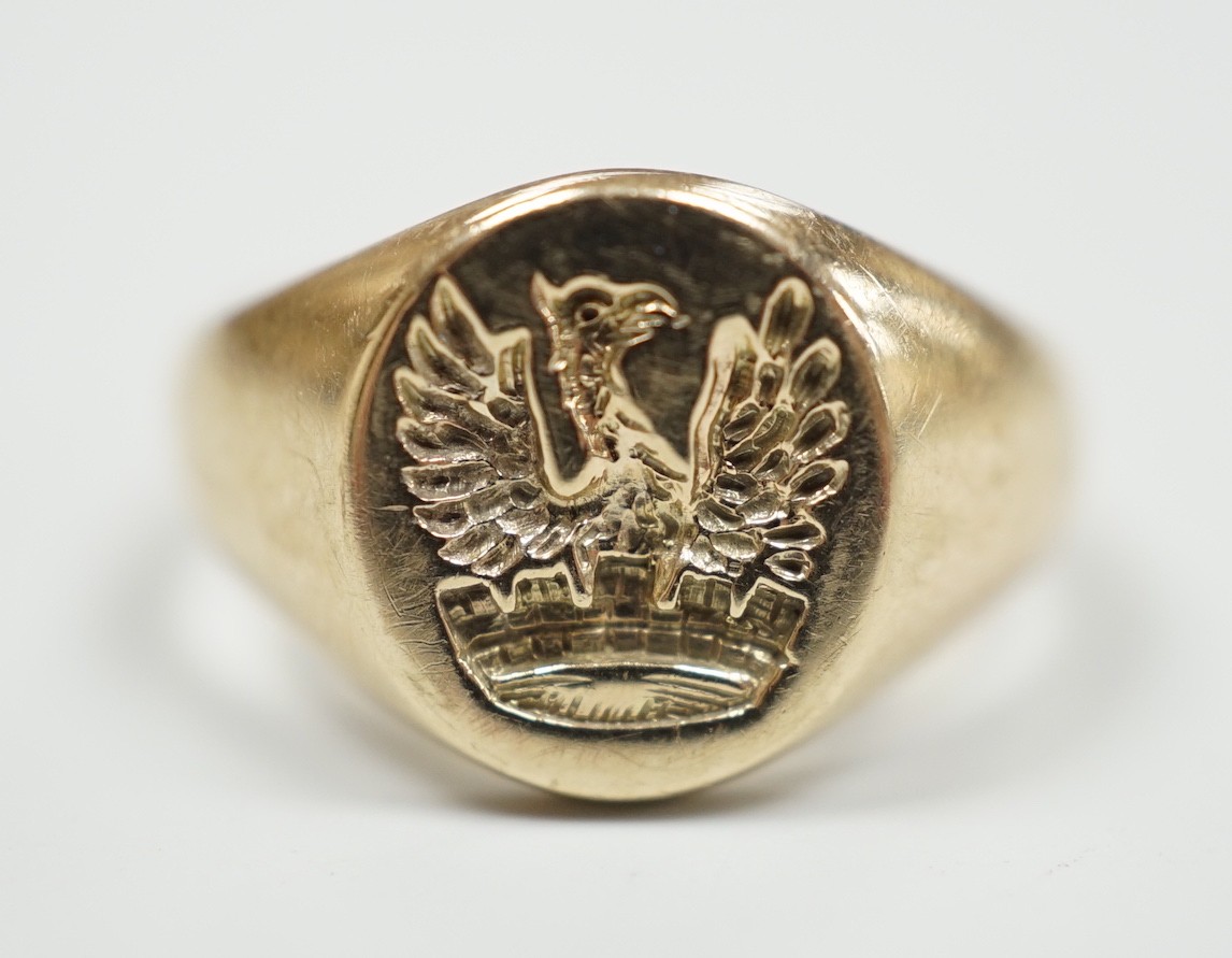 A yellow metal crested signet ring, carved with eagle above coronet, size G, gross weight 3.8 grams.